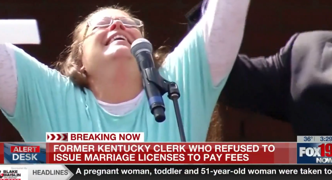 Anti Gay Former Kentucky County Clerk Kim Davis Ordered To Pay 260 000